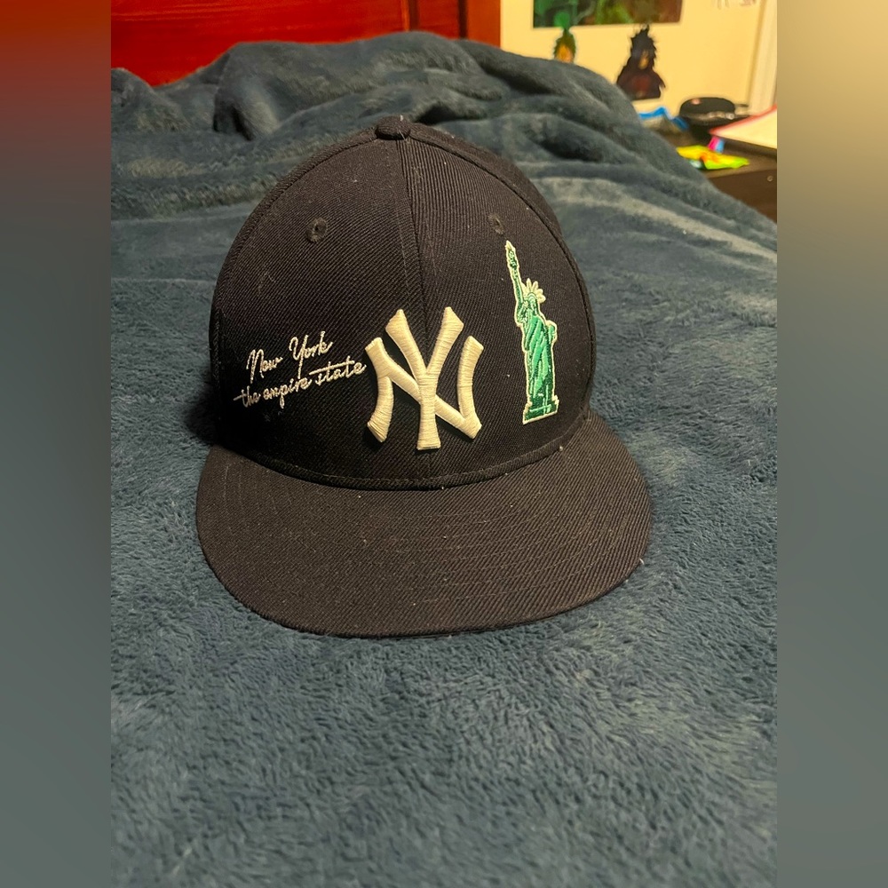 Navy blue New York Yankees, New Era fitted brim